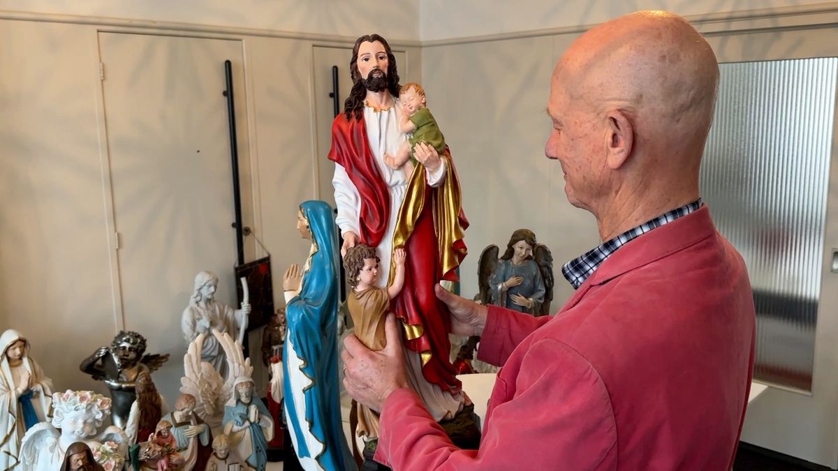 Opvallende verkoopactie in Dokkum: voor een paar euro haal je een engel of heilige in huis