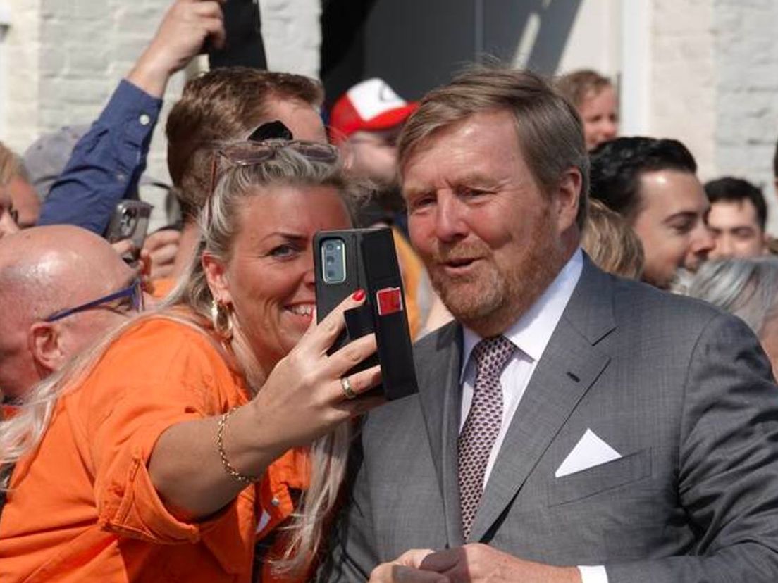 De koning maakt een selfie tijdens Koningsdag 2022 in Maastricht