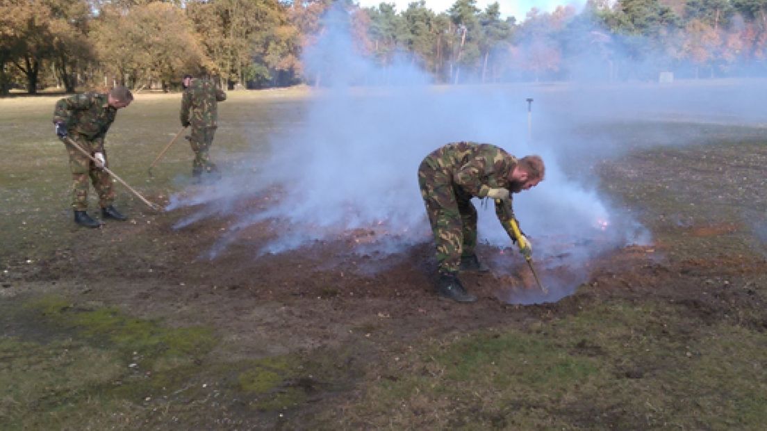 De Explosieven Opruimingsdienst (EOD) heeft 59 fosforgranaten op Kamp Heumensoord bij Nijmegen tot ontploffing gebracht.De projectielen waren dit weekend even buiten Nijmegen gevonden en naar het voormalige schietterrein van Defensie gebracht om daar te worden vernietigd.Burgemeester Paul Mengde (PvdA) van Heumen waar Heumensoord onder valt, was niet ingelicht over de operatie.