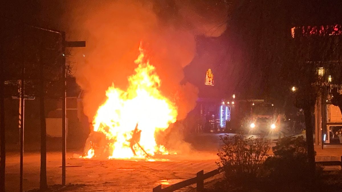 Caravan met vuurwerk in lichterlaaie in Kollumerzwaag