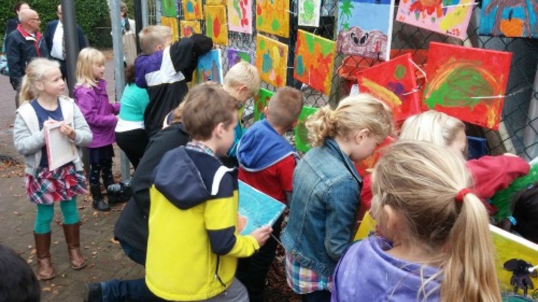 Kinderen van de Vullerschool in Gorssel hebben vandaag de hekken rond het nieuwe museum MORE van Melchers versierd met zelfgemaakte schilderijtjes.