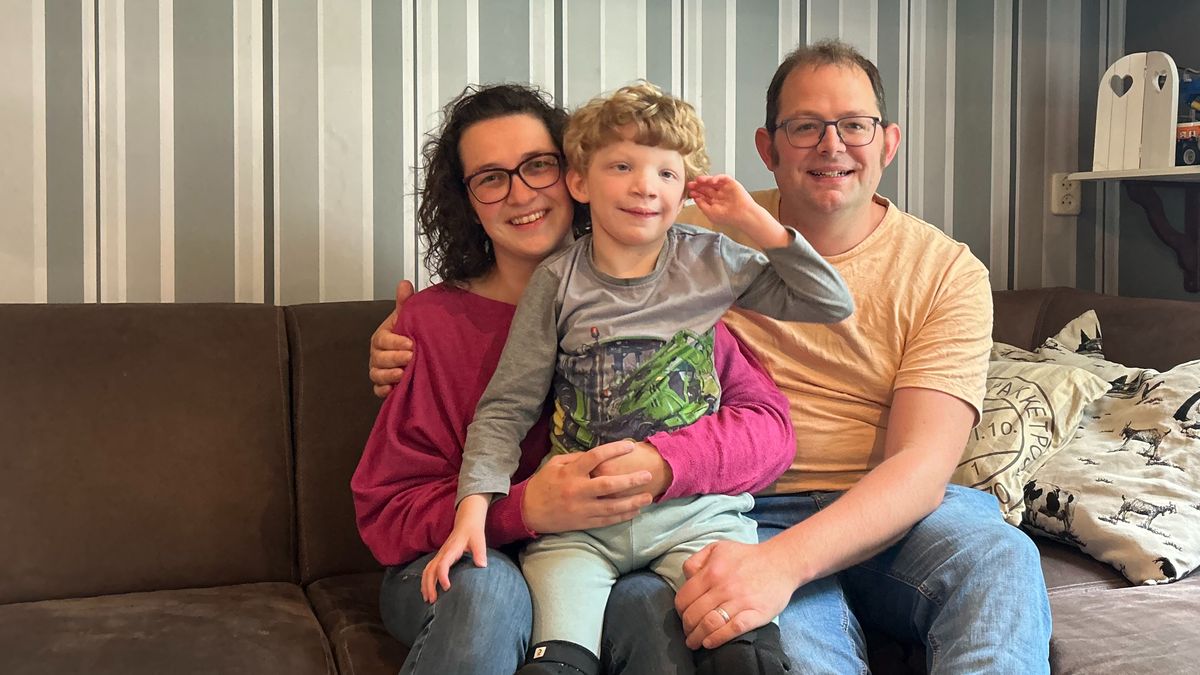 Stephan en Marieke zoeken een rolstoelbus voor zoon Siger (7): 