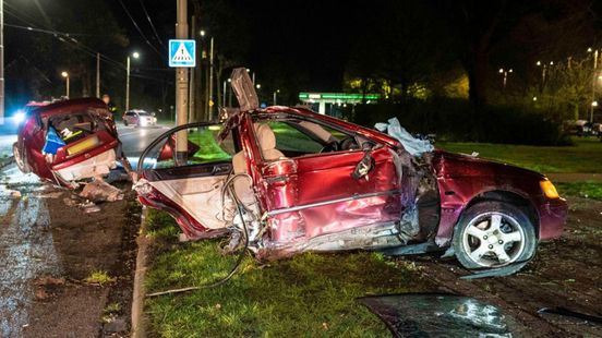 Auto doormidden gescheurd bij zwaar ongeval. Auto doormidden gescheurd bij zwaar ongeval.