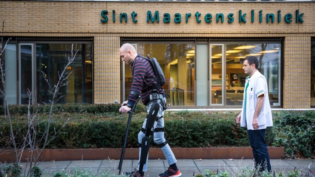 Een rolstoelpatiënt met een dwarslaesie kan weer zelfstandig staan en lopen dankzij een robotpak van de Sint Maartenskliniek in Nijmegen.