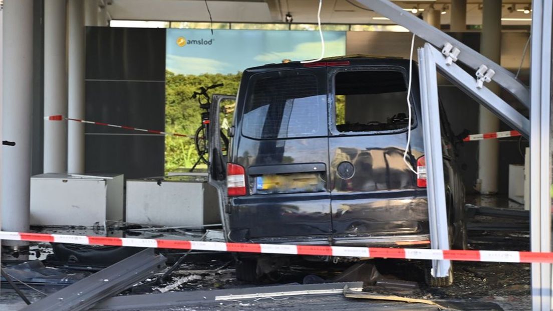 Brandend busje aangetroffen in fietsenwinkel.