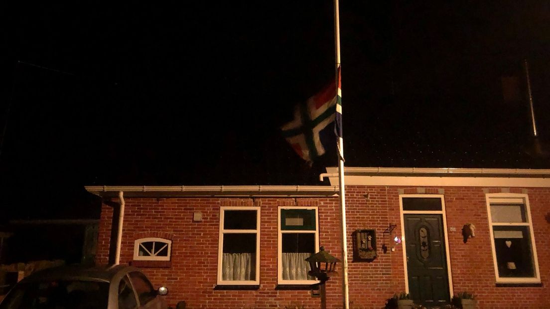 Een Groningse vlag hangt halfstok in Zeerijp