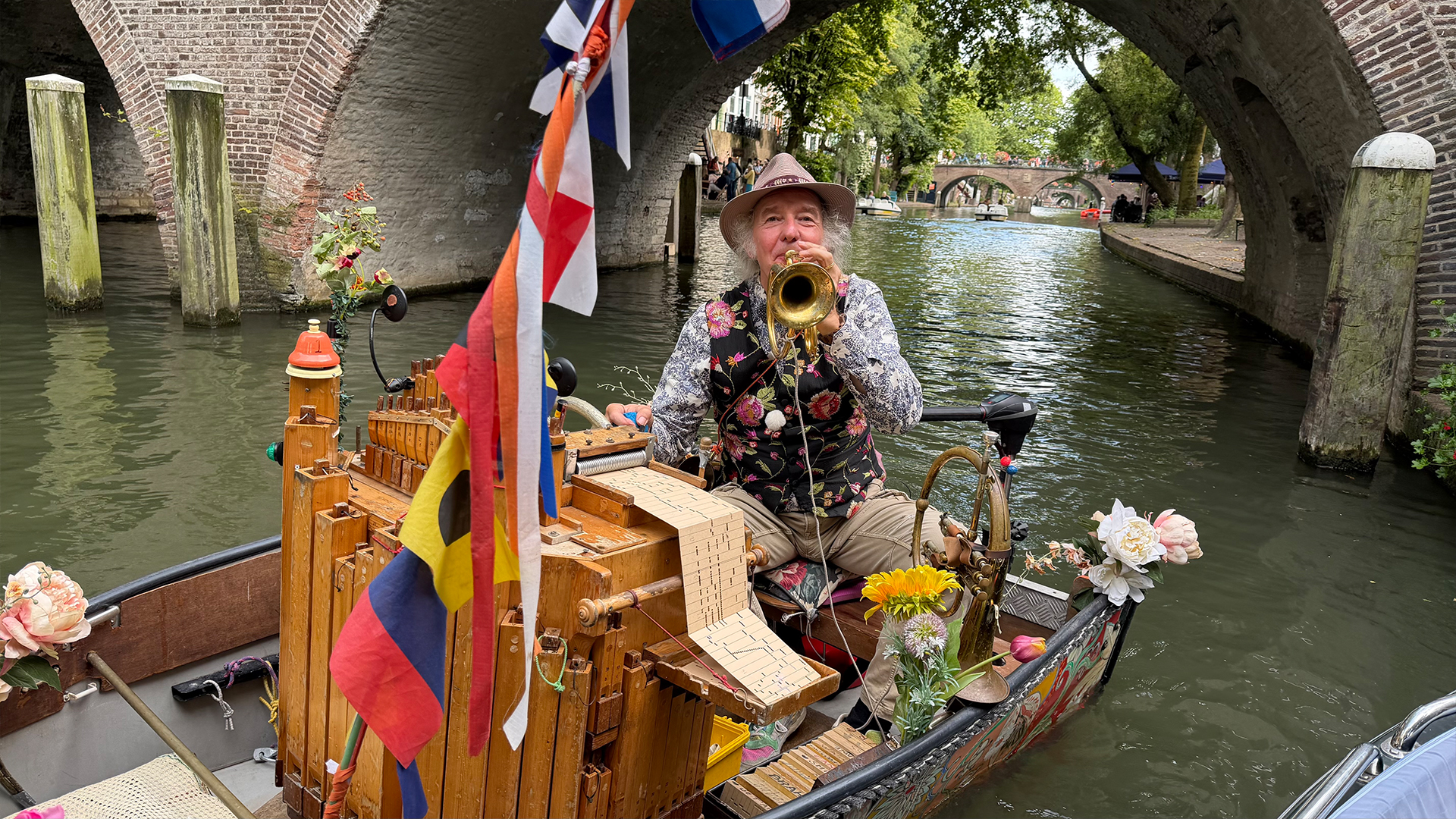 Watermuzikant Reinier geeft al jaren concerten op de Utrechtse grachten