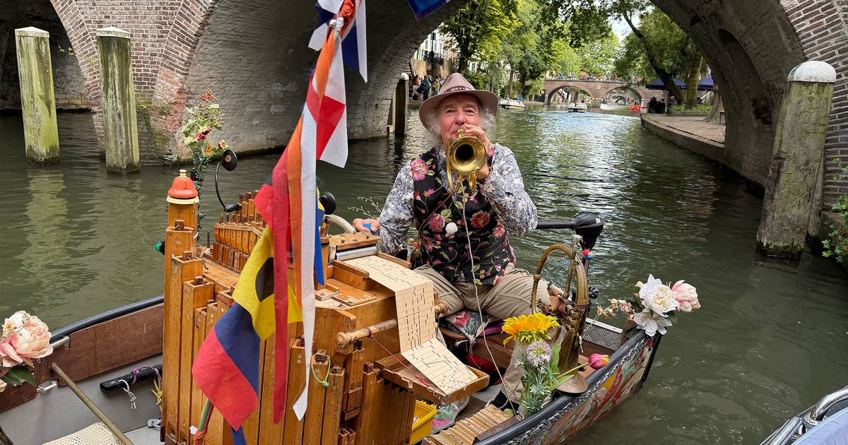 Watermuzikant Reinier geeft al jaren concerten op de Utrechtse grachten