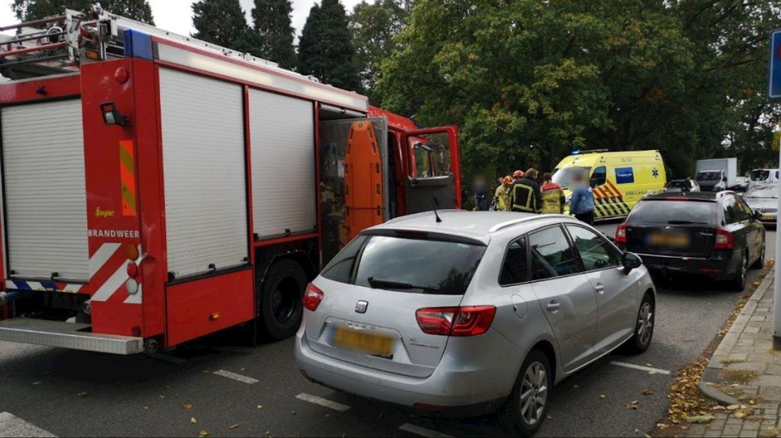 Zwarte auto rijdt door na aanrijding met fietsster in Almelo