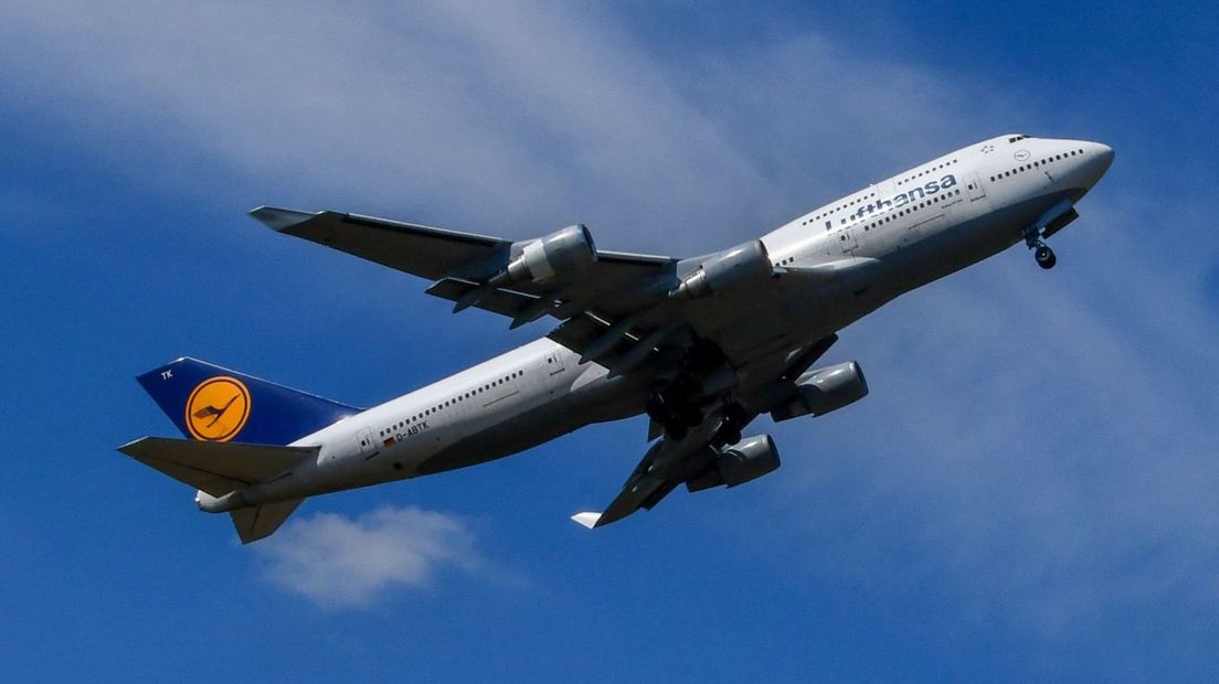 Boeing 747-400 van Lufthansa stijgt op van Twente Airport