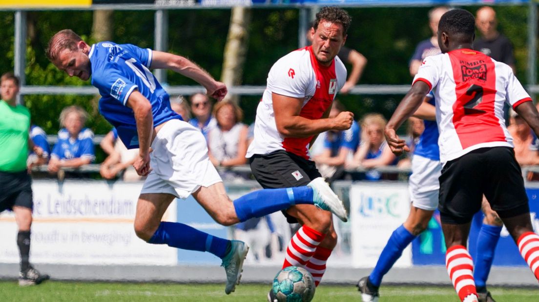 RKAVV-aanvoerder Robin Steffens in duel