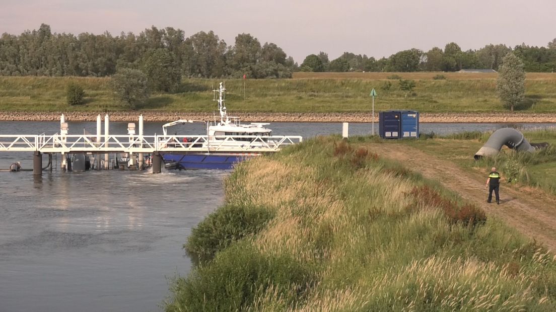 In het Pannerdensch Kanaal bij Doornenburg is vrijdagavond door de politie een lichaam in het water aangetroffen.