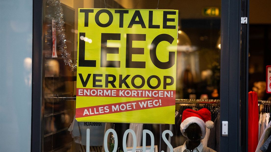 Leegverkoop bij een winkel in coronatijd