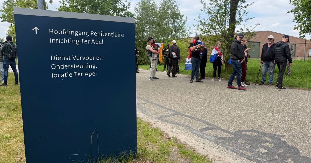 Politie maakt einde aan demonstratie tegen aanmeldcentrum Ter Apel, vijf aanhoudingen
