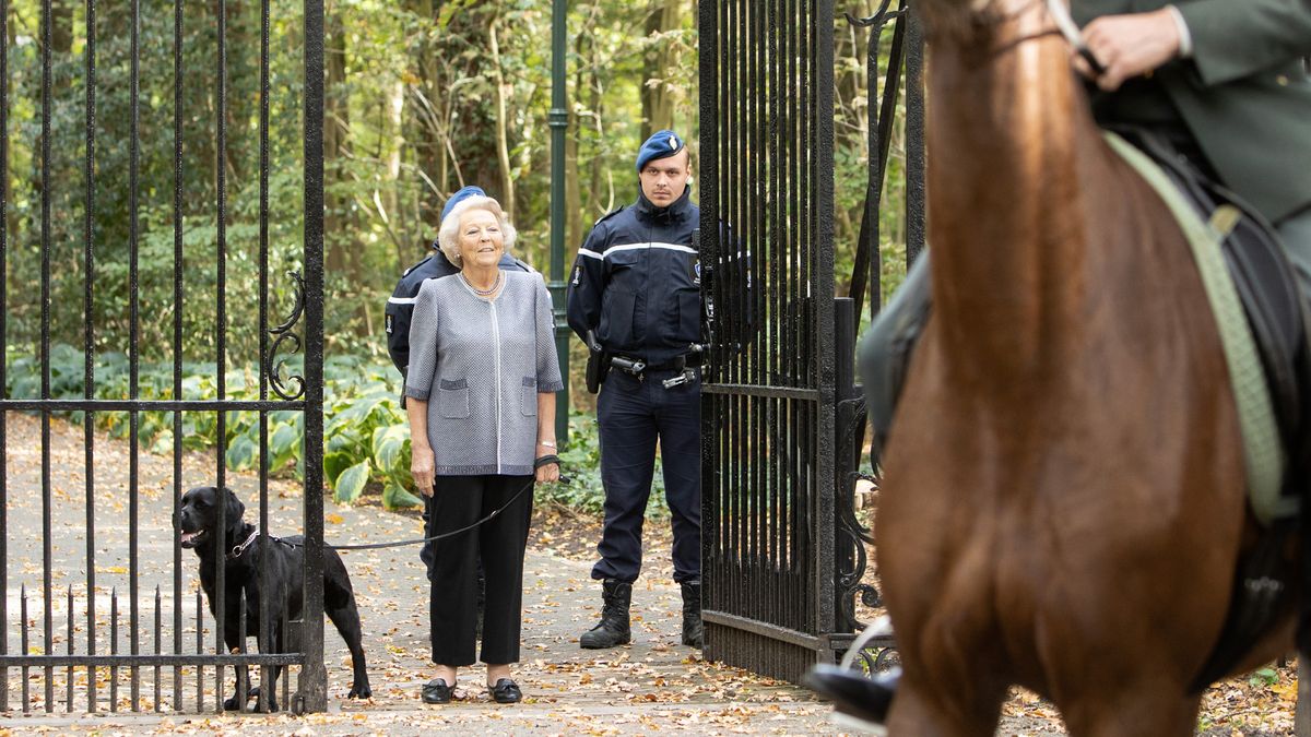 IN BEELD: Prinses Beatrix neemt defilé af in Lage Vuursche