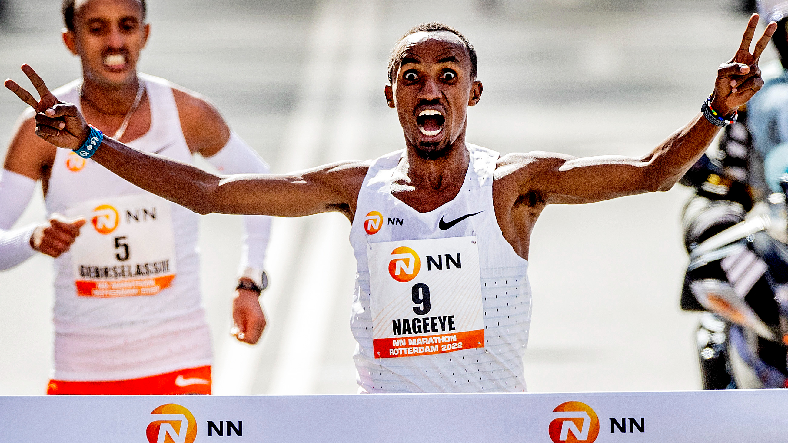 Na Het Winnen Van De Marathon Feest Abdi Nageeye De Hele Nacht In ...