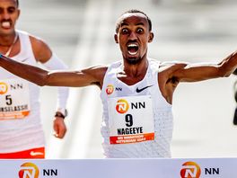 Na het winnen van de marathon feest Abdi Nageeye de hele nacht in Rotterdam: 'Half 8 's ochtends thuis'