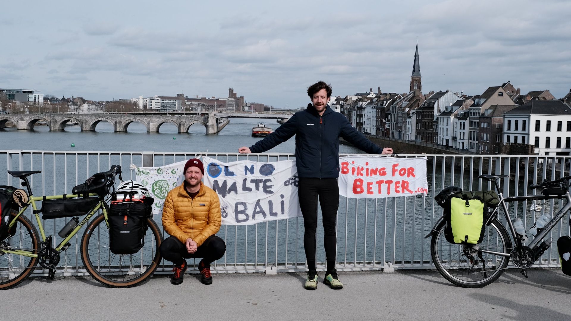 Fietsers Olmo (rechts) en Malte