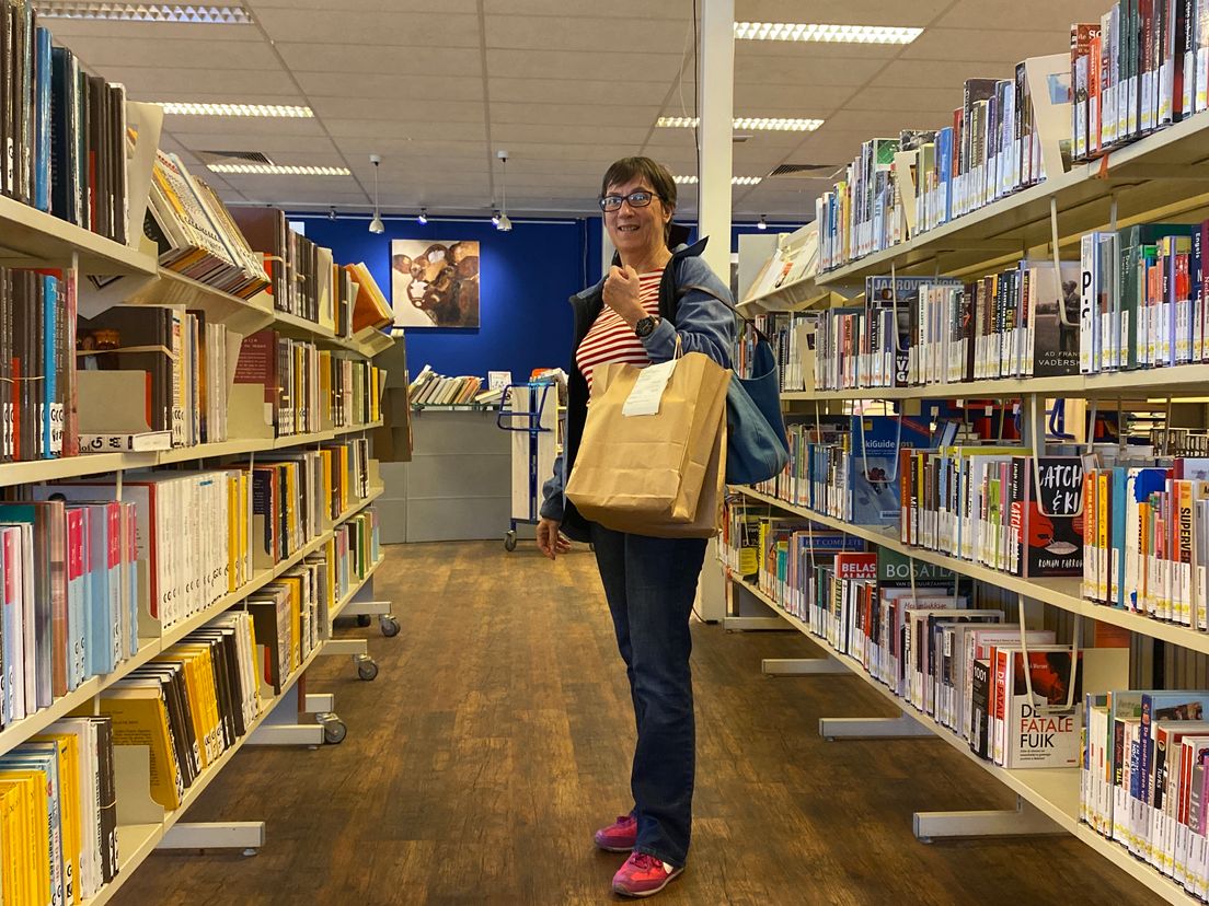 Vrijwilliger Petra bezorgt de boeken aan huis