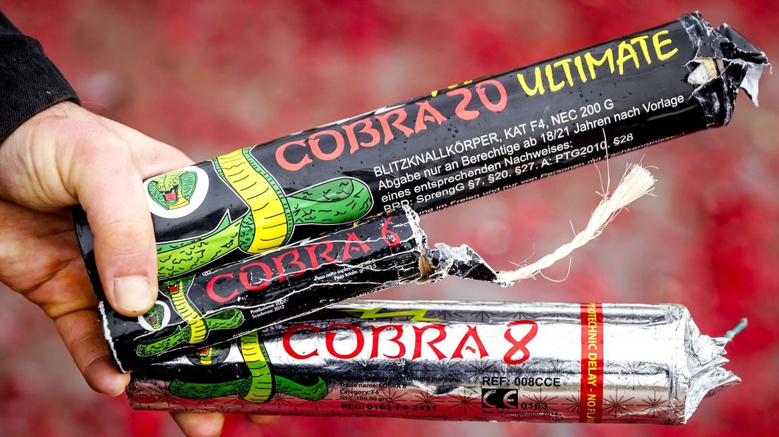 Een Cobra valt onder illegaal vuurwerk