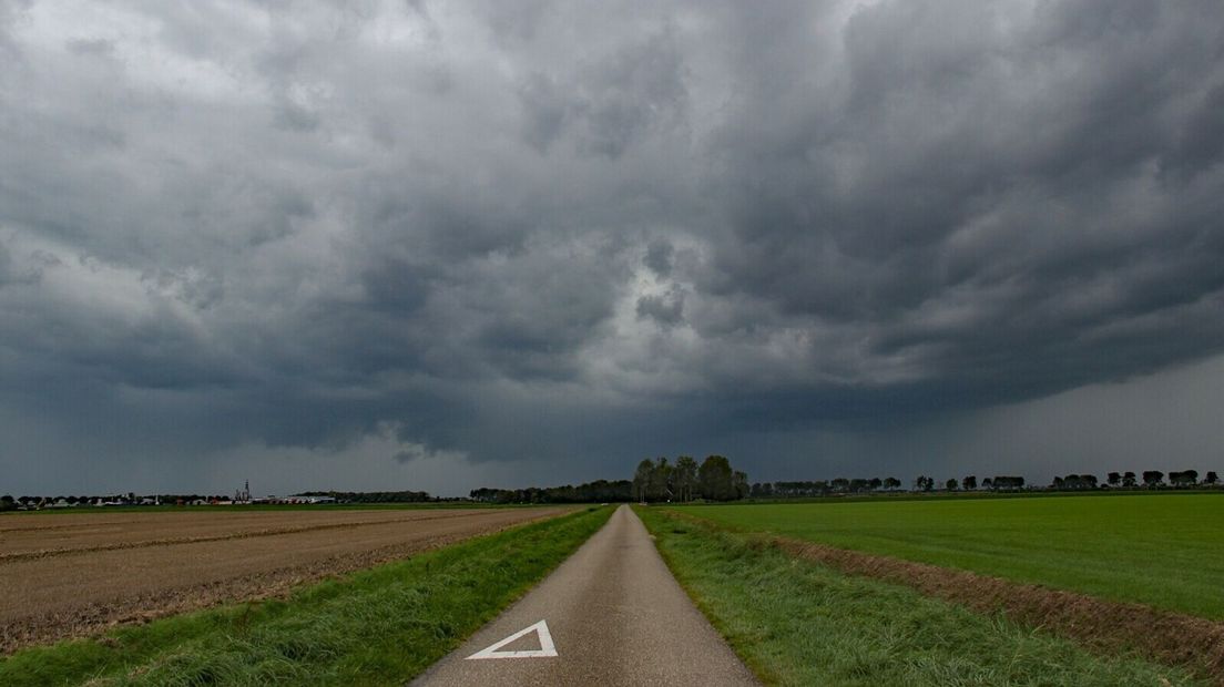 Onweersbuien en regen op komst bij Arnemeuiden