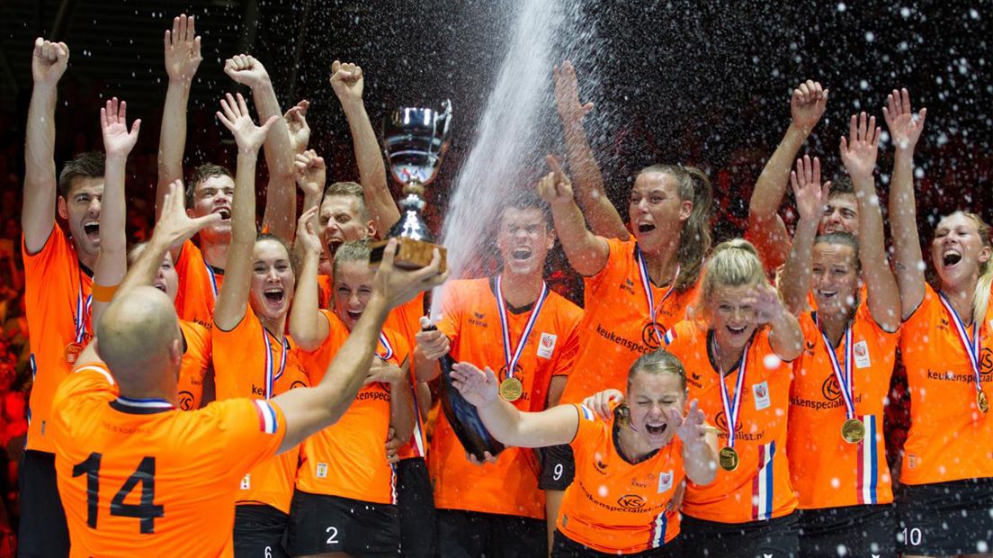 De Nederlandse korfballers vieren feest 