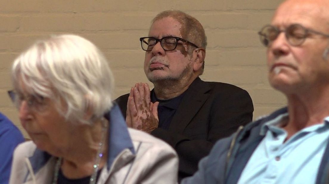Een man (niet Jacques) bidt voor de slachtoffers van de oorlog in Oekraïne.