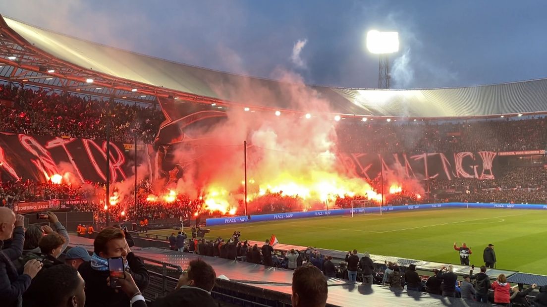 Veel fakkels op de noordzijde van de Kuip tijdens een Europese wedstrijd van Feyenoord.