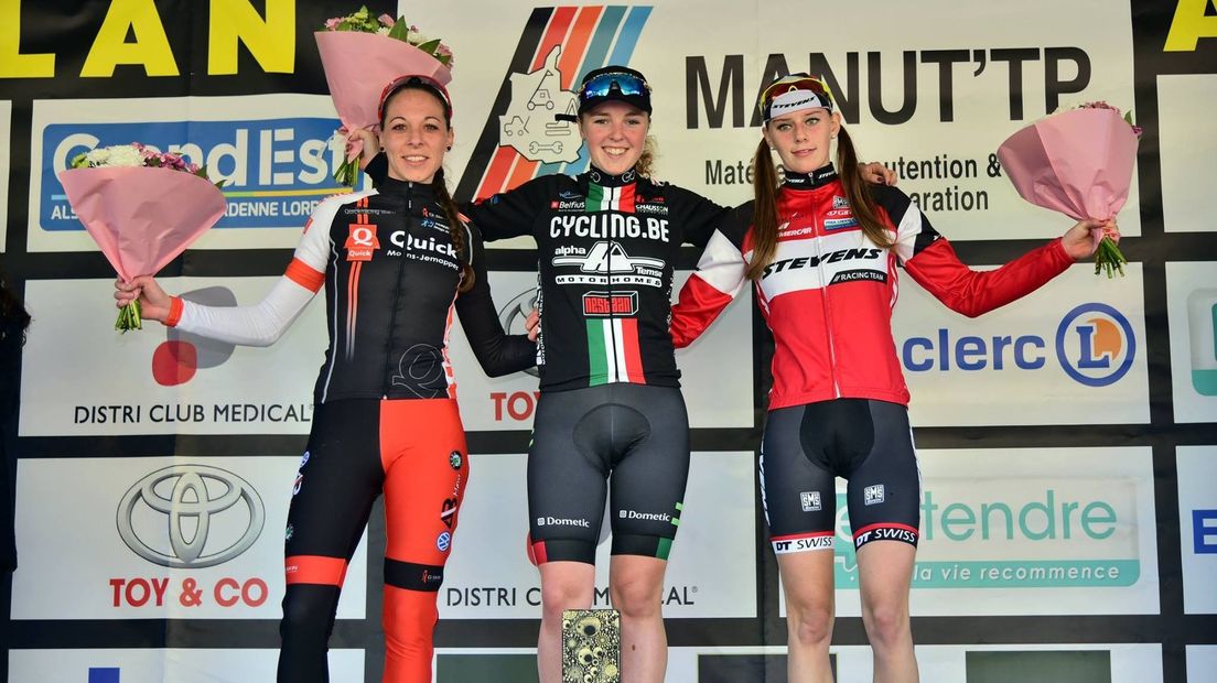 Veldrijdster Van Anrooij heeft eerste winst UCI-cross binnen