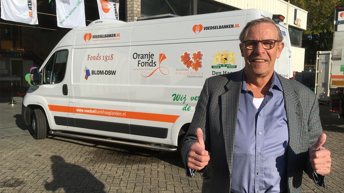 Ton van Schie met de nieuwe bus van Voedselbank Haaglanden