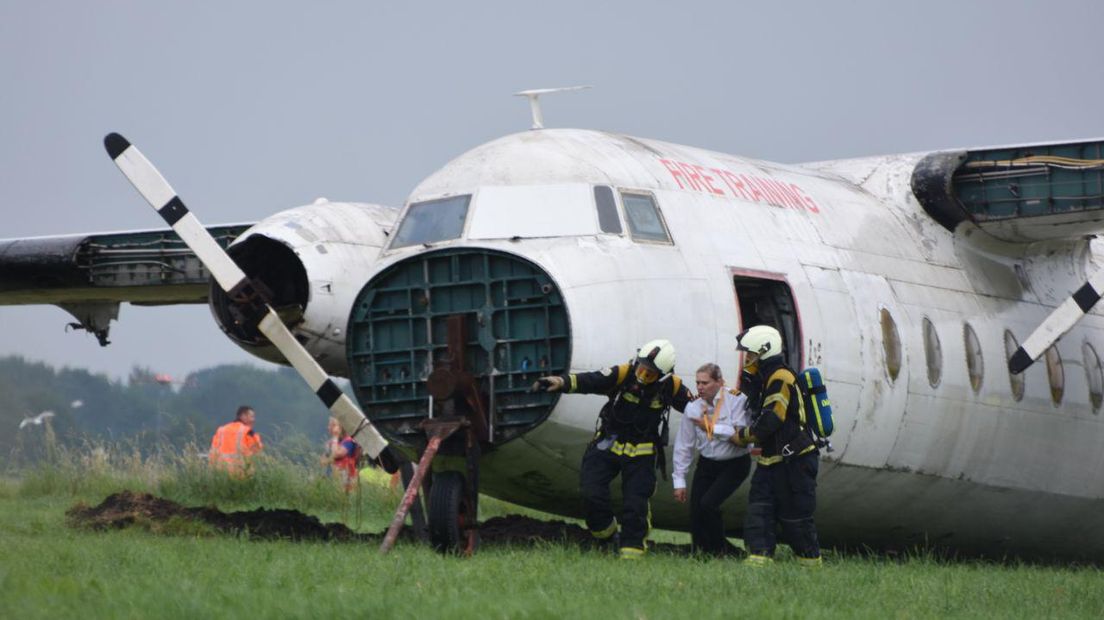 Ook de piloot moest uit het vliegtuig gehaald worden (Rechten: De Vries Media)