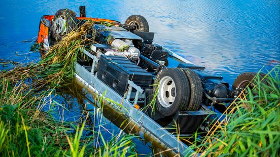 Bakwagen raakt van de weg en belandt op zijn kop in water Nieuws