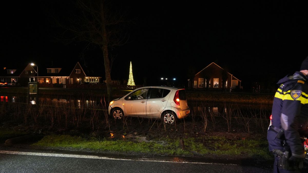 Auto botst tegen boom bij Hoogersmilde, een gewonde