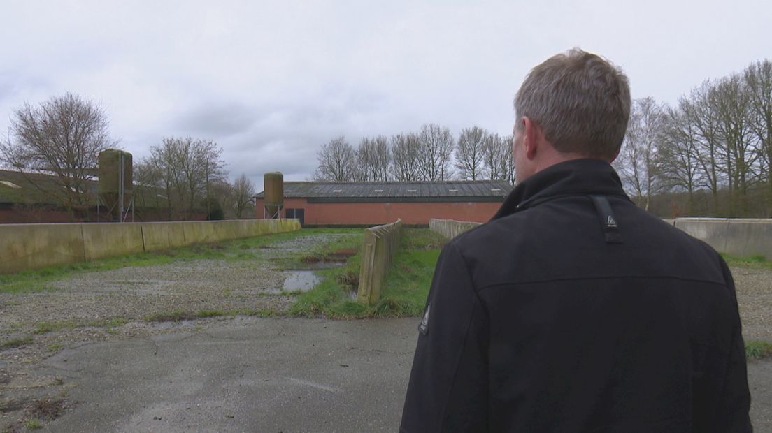 Gerard Avéres staat bij een verlaten boerderij