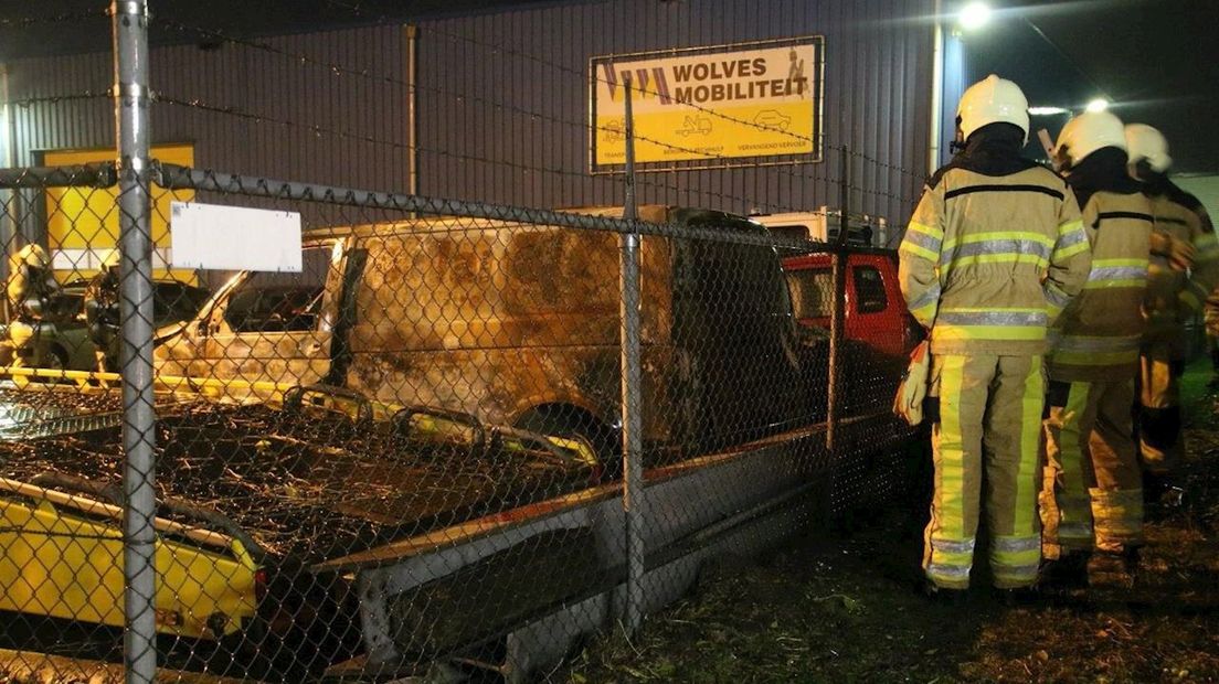 Auto in vlammen opgegaan bij bergingsbedrijf in Zwolle