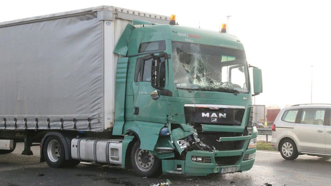 Ongeluk met vrachtwagens leidt tot lange file op A1