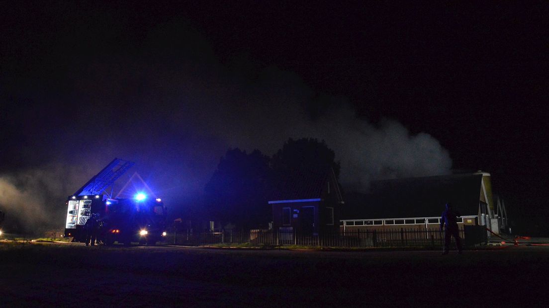 Veel rook komt uit de schuur