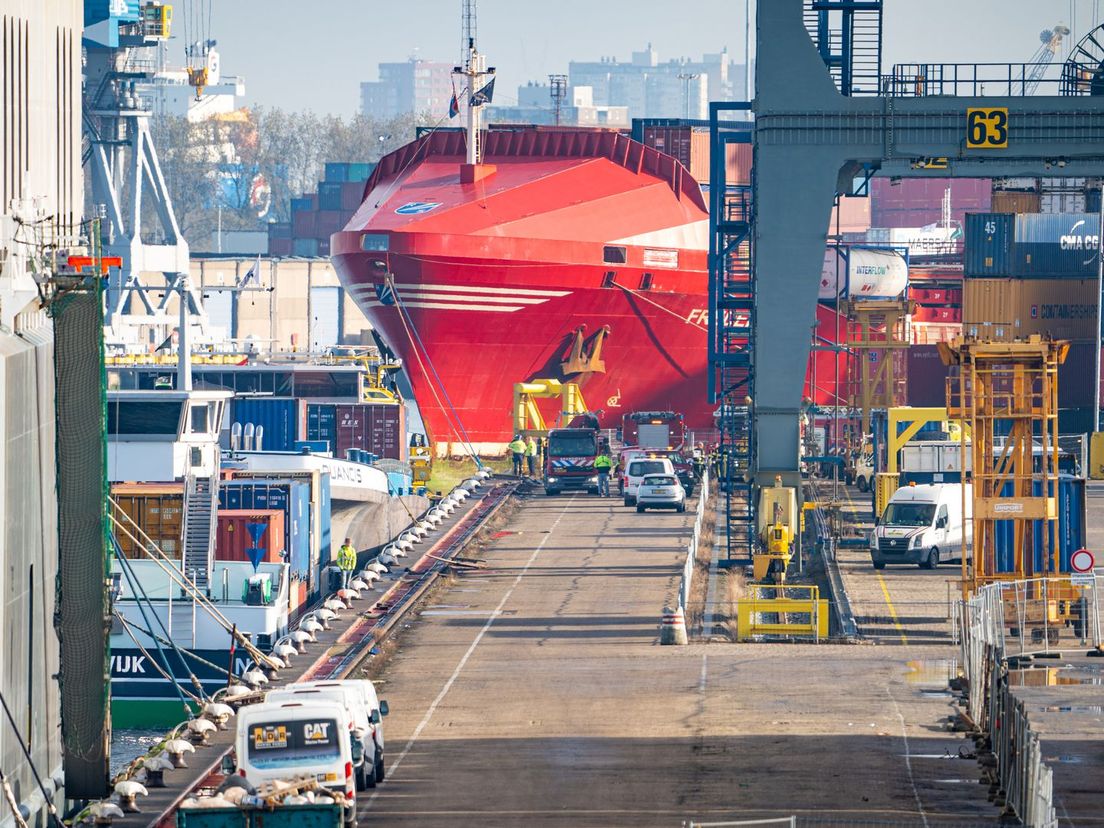 De verstekeling sprong van het schip in de Rotterdamse Eemhaven
