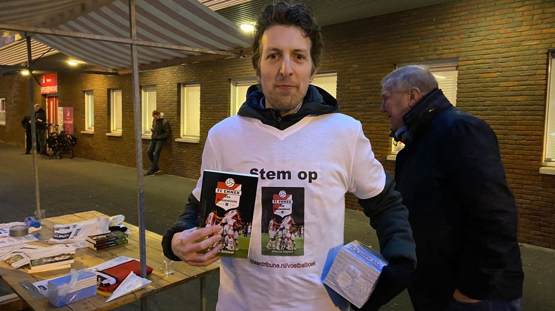 Auteur Maarten Kolsloot van het boek 'FC Emmen een Droomseizoen' (Rechten: RTV Drenthe/René Posthuma)