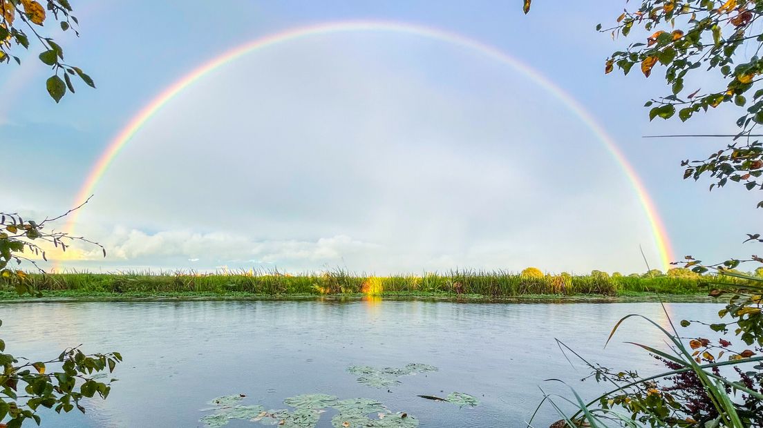 Een prachtige regenboog bij de Norgervaart bij Assen