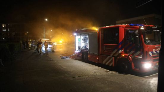 Auto brandt uit onder viaduct in Doetinchem