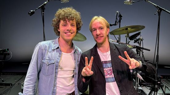 Yaniv en Max treden in voetsporen van The Beatles en The Analogues: 'Eer om dit te mogen doen' Home