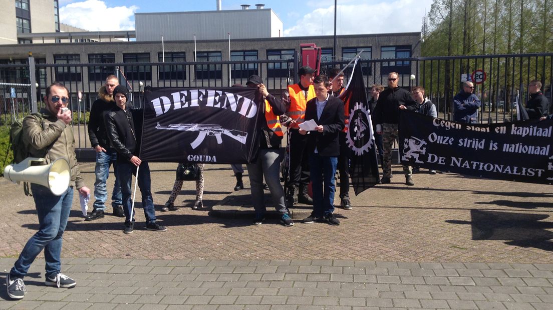 Demonstranten bij de voormalige Prins Willem Alexanderkazerne.