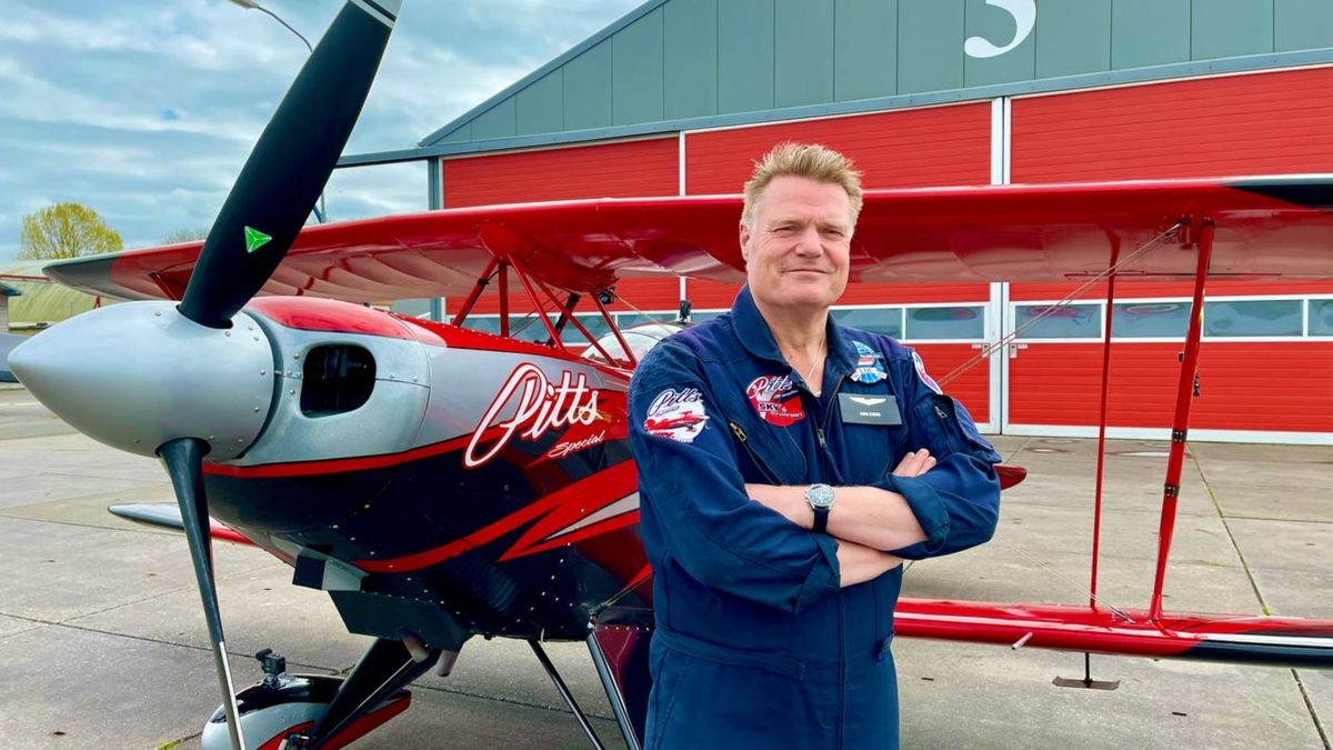 Stuntpiloot komt in de boeken met recordpoging op Oostwold Airport