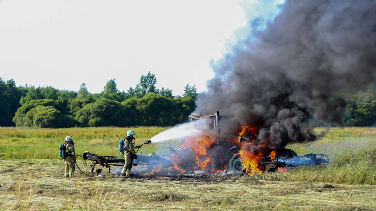 Trekker vliegt in brand tijdens maaien in Drijber