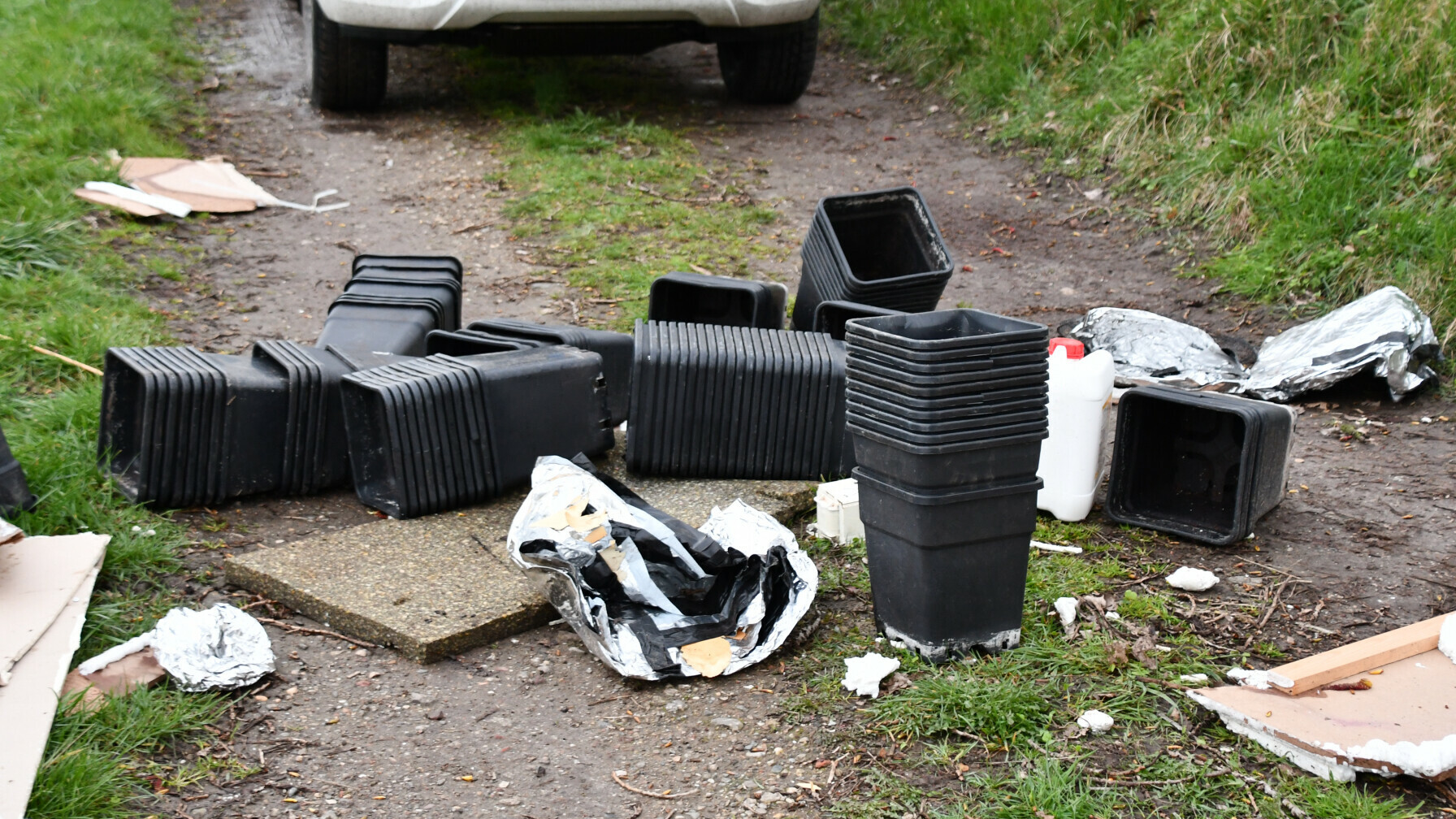 Afval hennepkwekerij gedumpt op polderweg