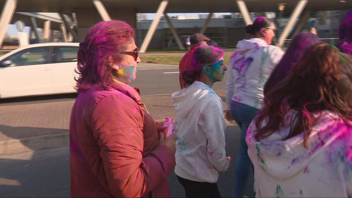Holifeest zorgt voor kleurrijk spektakel in Leeuwarden: zo zag het eruit