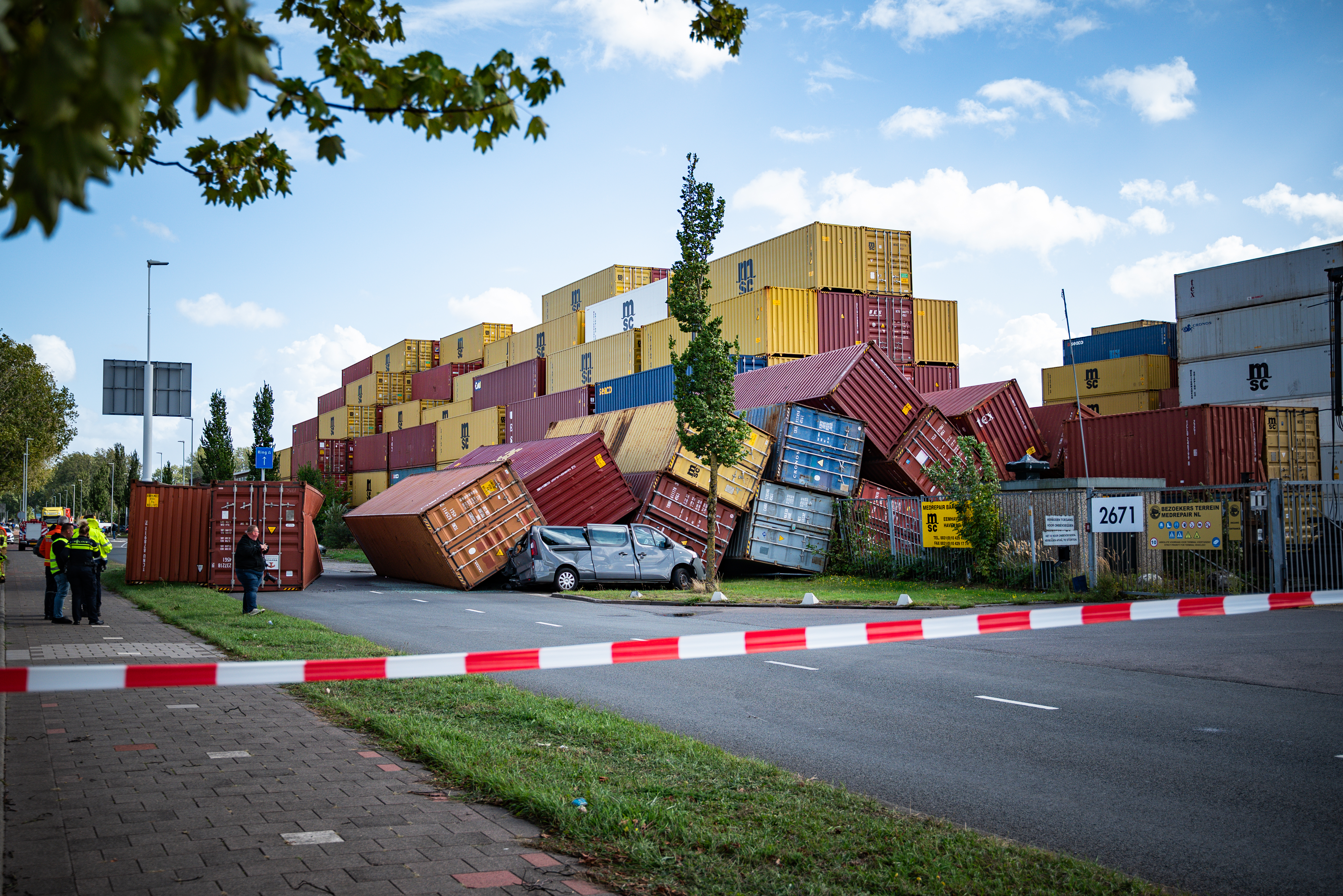 De weg is inmiddels afgezet.