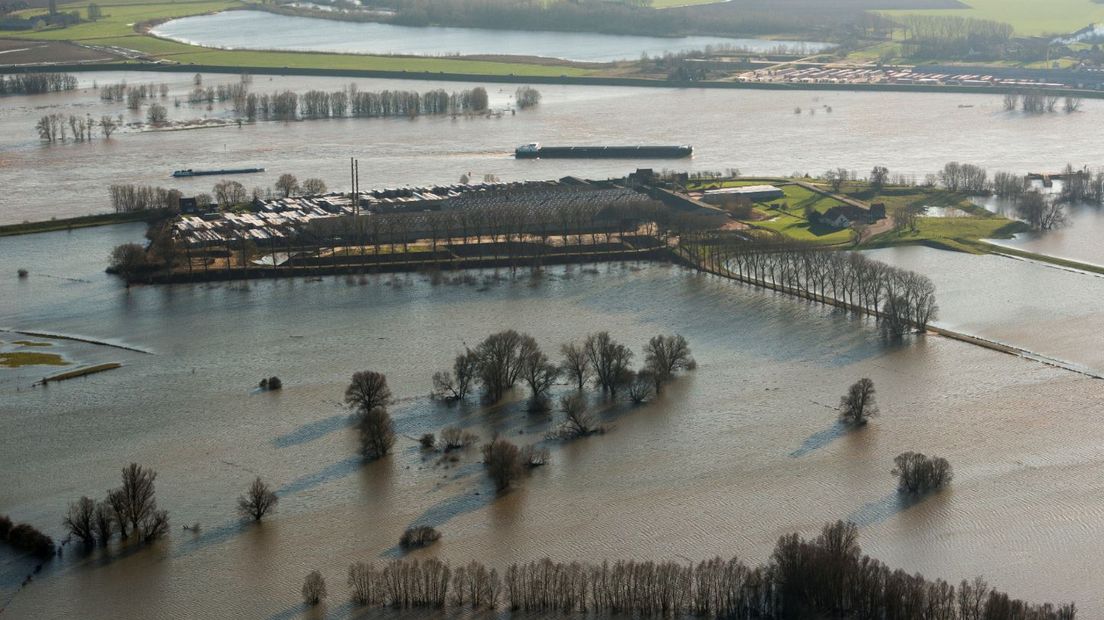 De Rijn bij Lobith heeft dinsdagmorgen een stand van 14,52 meter boven NAP bereikt. Dat is dertig centimeter hoger dan Rijkswaterstaat eerder verwachtte. Door het hoge water in de Waal bij Nijmegen verzakt op sommige plekken de kade. Zand spoelt weg onder de bestrating.