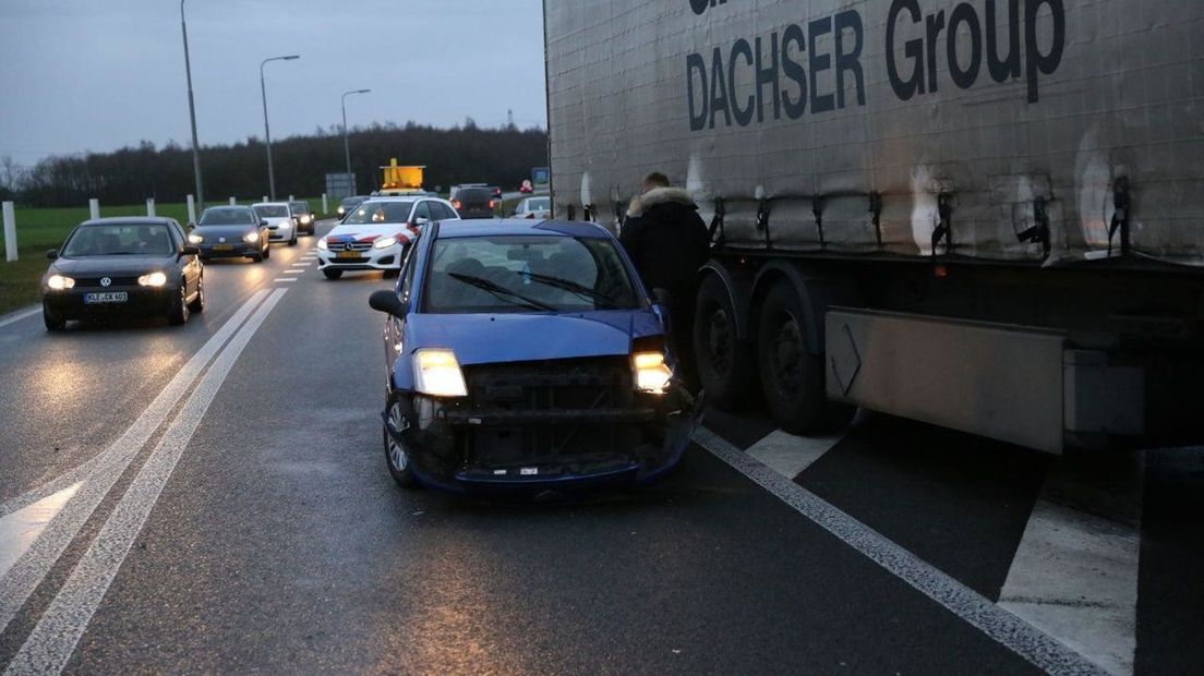 De personenauto en vrachtwagen raakten beschadigd (Rechten: Van Oost Media)